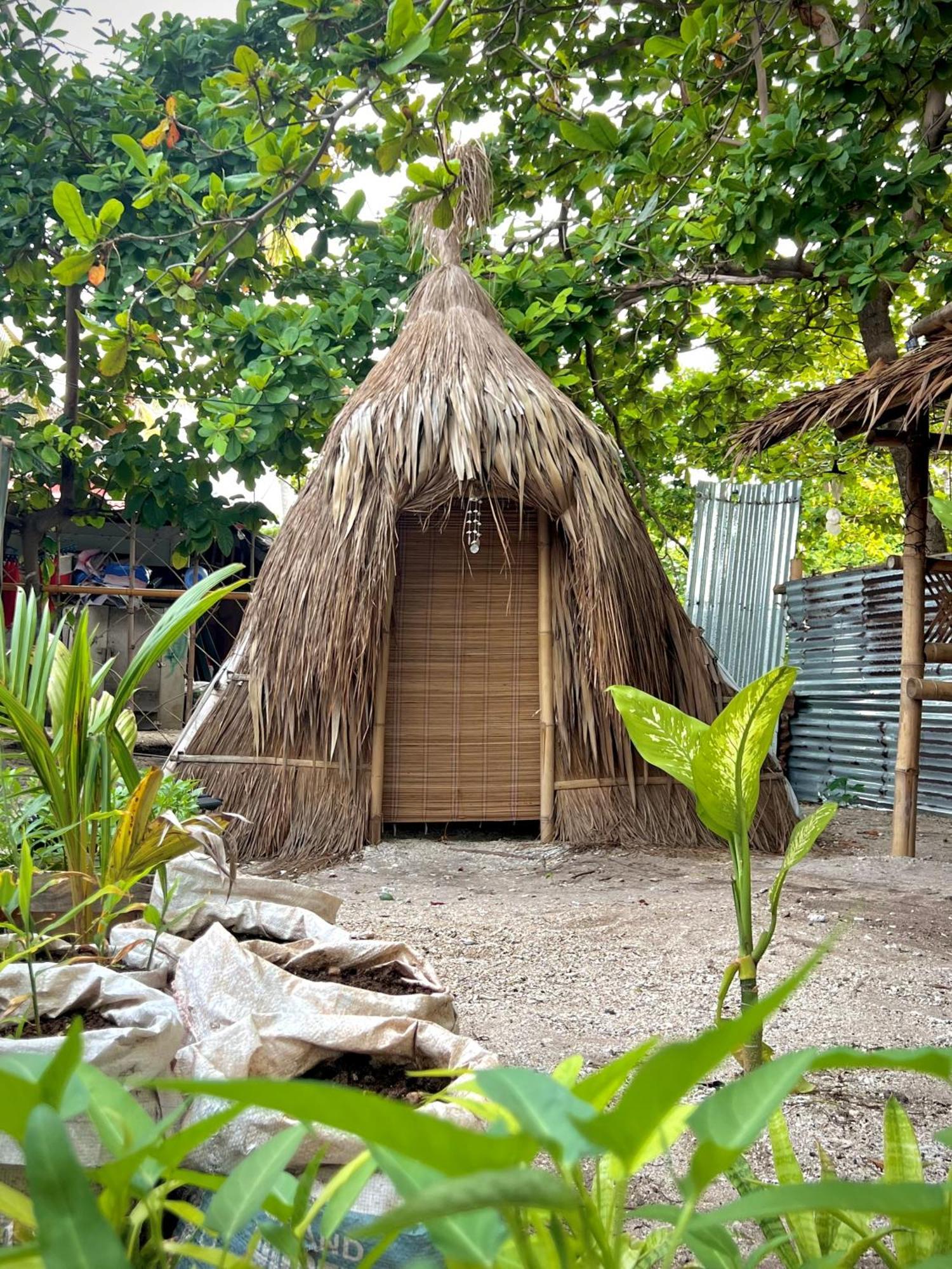 Albergue Tribal Huts Community Daanbantayan Habitación foto